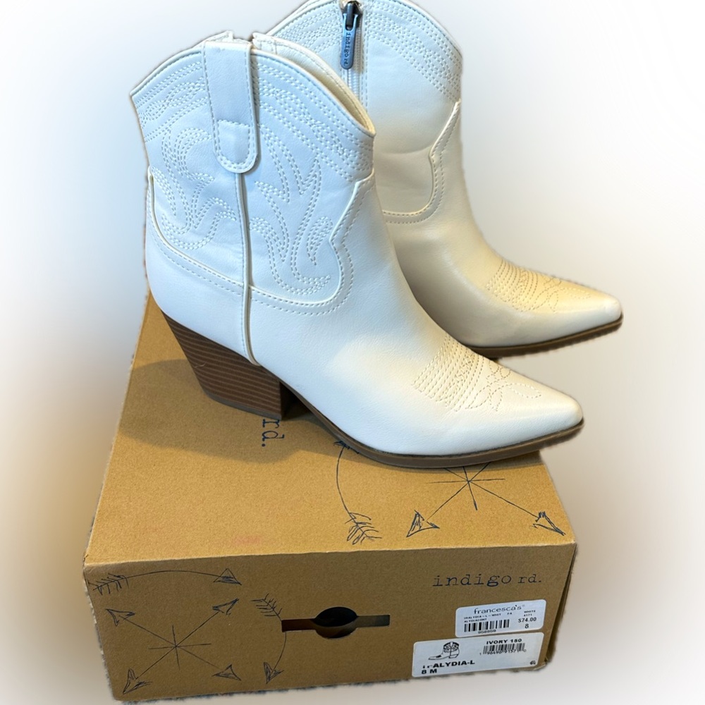 Indigo Rd. Alydia Contrasting Stitch Western Pull on Ankle Boots in White Size 8